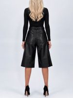 Detaliu croială pantalon 3/4 negru din piele eco
