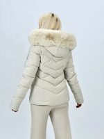 Jachetă din fâș purtată de model, vedere frontală