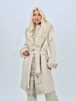 Poncho din tricot bej cu blană și cordon, vedere frontală
