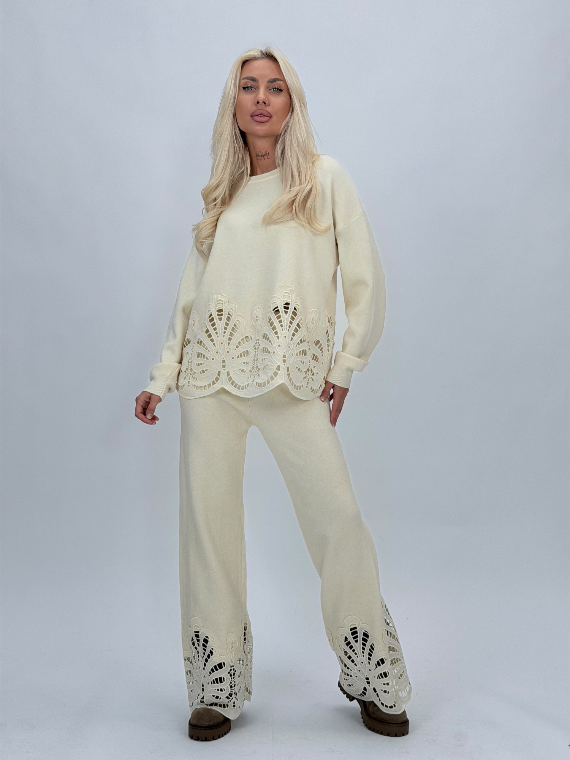 206a1506-9fce-4459-88bc-10691d648706 Set pulover și pantalon din tricot cu broderie - imagine 1