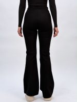 Detaliu pantalon evazat negru damă, croială confortabilă