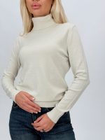 Detaliu guler înalt pulover helancă cu lurex