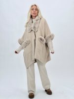 Poncho din tricot cu buzunare și blană - imagine 2
