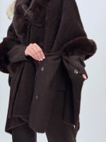 Poncho din tricot cu buzunare și blană - imagine 9