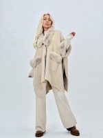 Poncho din tricot cu buzunare și blană - imagine 7