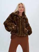 Detaliu mâneci jachetă scurtă din blană