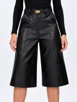 Pantalon piele eco negru purtat, vedere laterală