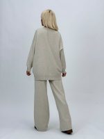 Detaliu finisaje bluză din tricot, guler și manșete