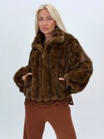 Vedere spate jachetă scurtă blană maro