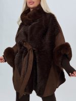 Styling poncho cu blană în nuanță bej