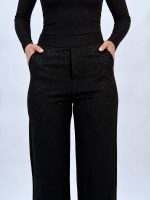 Pantalon colant drept negru purtat, croială confortabilă