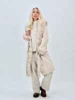 Detaliu blană și finisaje poncho elegant din tricot