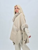 Poncho din tricot cu buzunare și blană - imagine 6