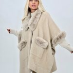 Poncho din tricot cu buzunare și blană