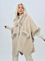 Poncho din tricot cu buzunare și blană