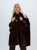 Poncho din tricot cu buzunare și blană - imagine 12