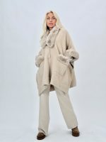 Poncho din tricot cu buzunare și blană - imagine 3