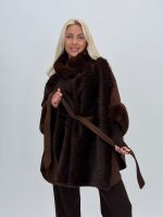 Poncho dama elegant cu blană, vedere apropiată