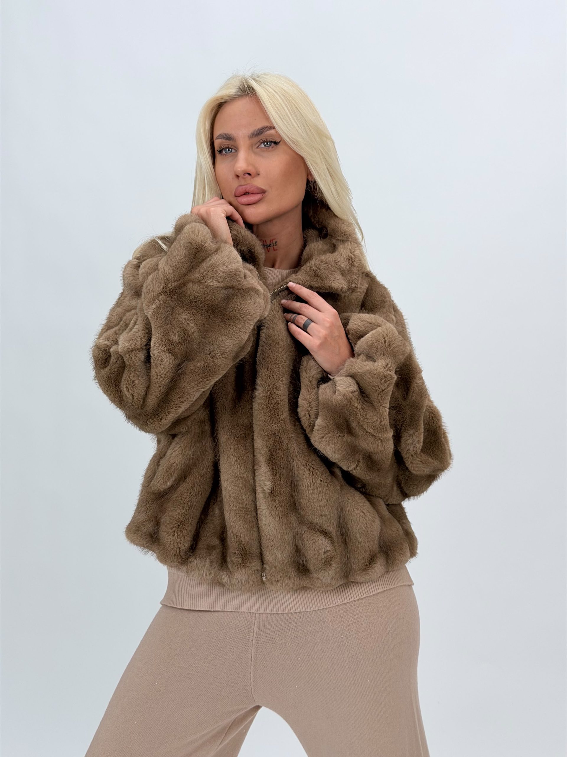 a6d0d2be-0a34-4c3a-b83d-2b2f10c3667e Jachetă scurtă din blană în nuanță cafea, model CATO