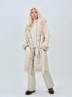 Poncho dama tricot bej purtat, imagine laterală