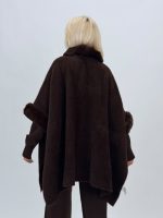 Poncho din tricot cu buzunare și blană - imagine 11