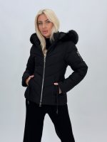 Jachetă cu blană detașabilă, model în mișcare