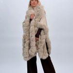 Poncho oversized cu blană bej, croială lejeră, vedere frontală