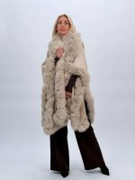 Poncho oversized cu blană bej, croială lejeră, vedere frontală