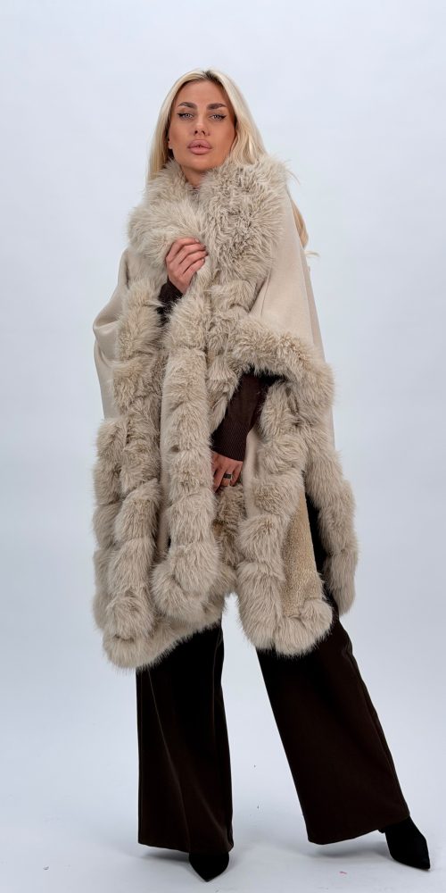 Poncho oversized cu blană bej, croială lejeră, vedere frontală