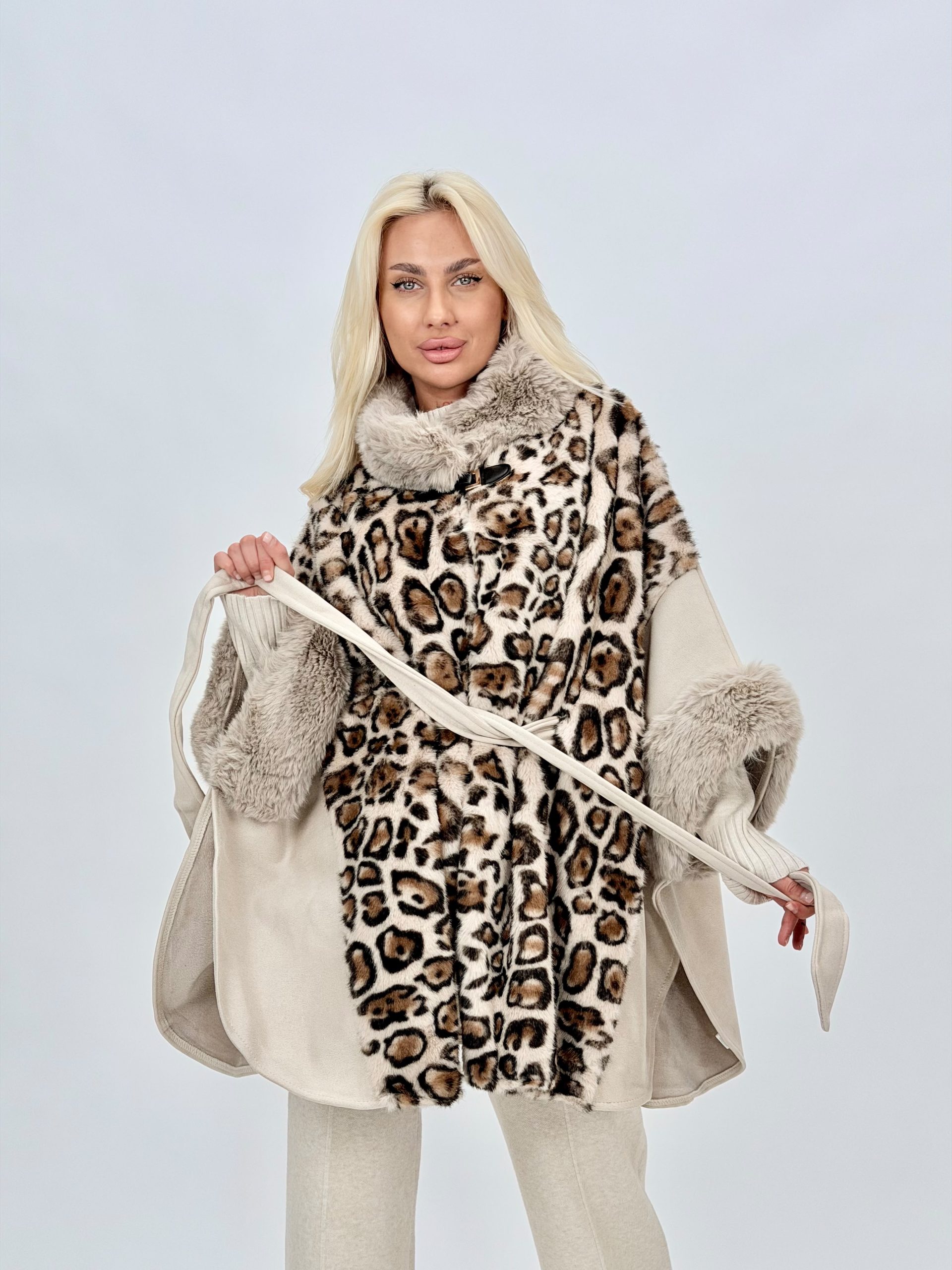 ea0ceaaa-cf21-4321-8237-ac55028635e5 Poncho cu imprimeu și cordon - imagine 1