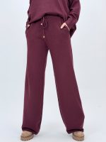 Ansamblu complet din tricot purtat, styling casual