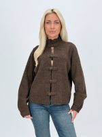 Pulover cardigan maro cu detalii feminine