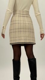 Fustă din tricot bej cu butoni, croială elegantă