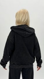 Hanorac oversized cu ștrasuri, purtare casual