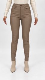 Pantalon slim bej gudron cu croială modernă pentru femei