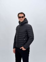 Detaliu fermoar și cusături jachetă matlasată din fâș