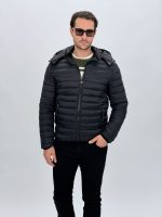 Detaliu glugă detașabilă jachetă matlasată bărbați