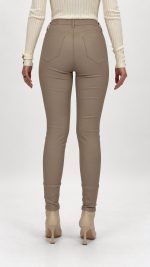 Detaliu croială pantalon slim bej gudron, vedere laterală