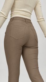 Pantalon bej gudron purtat, vedere completă a siluetei