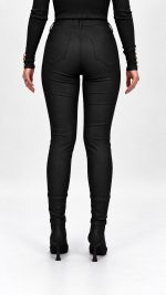 Pantalon negru slim fit purtat de model, vedere completă