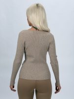Detaliu nasturi aurii decorativi pe pulover din lurex