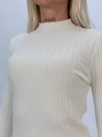 Pulover maletă femei purtat cu jeans, styling casual