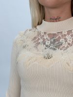 Pulover femei cu detalii dantelă vedere frontală