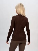 Pulover maletă purtat layered peste cămașă
