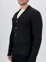 Model purtând cardigan cu torsade, vedere frontală