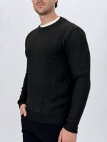 Detaliu croială și cusături pulover din tricot