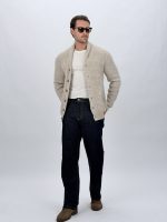 Pulover cardigan tricotat, detaliu guler și finisaje