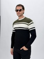 Model purtând pulover tricot bărbați cu torsade, întreg