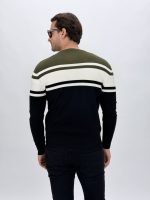 Detaliu guler și finisaje pulover din tricot cu dungi