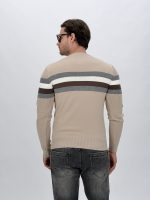 Detaliu model bob și dungi pe pulover tricot